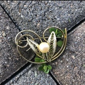 Vintage. Gold Metal Wire Heart Shaped Pin, Pearl